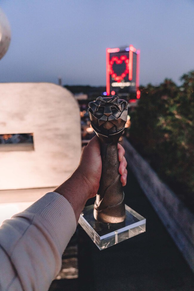 Heroshot vom Soldekk mit dem Braunschweiger Marketinglöwen in der Hand