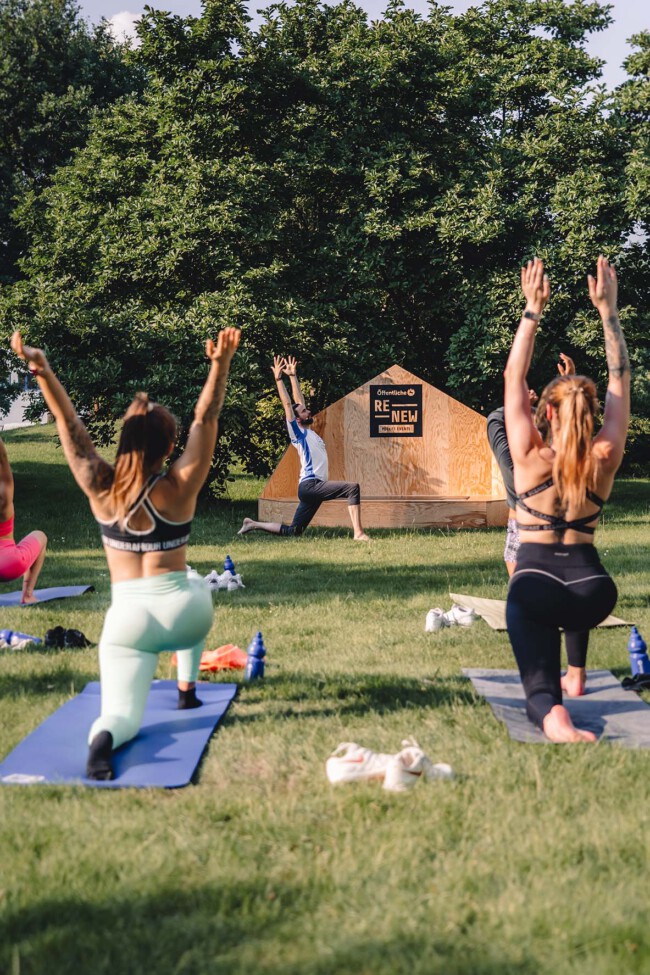 Yogaübung beim Renew Pre-Event