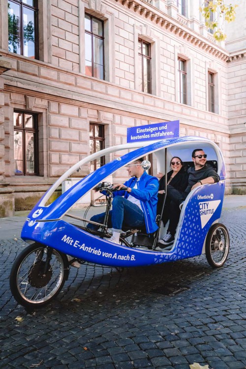 Social Media Foto einer E-Rikscha der Öffentlichen Versicherung